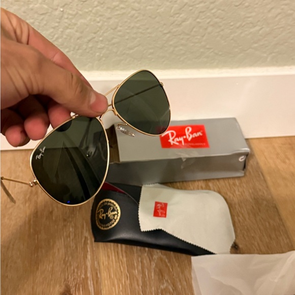 Ray-Ban Gold Frame with Dark Green Lenses - Picture 1 of 4